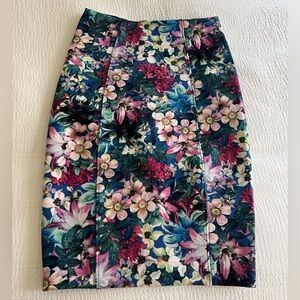 Like new Guess floral pencil skirt size XS
